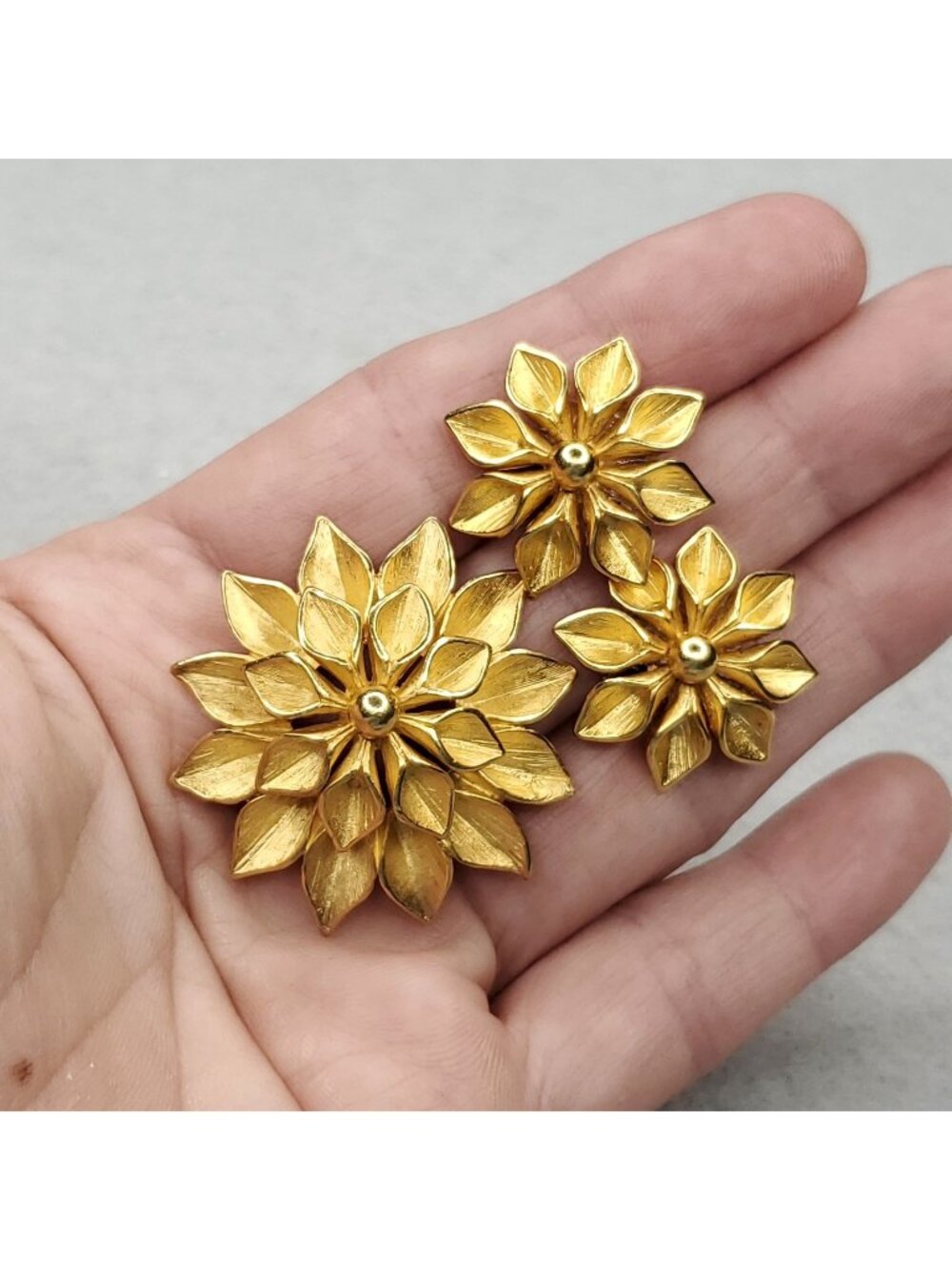 Vintage Flower Brooch Earring Set Brushed Gold Tone Post 1 1/4" 7/8"